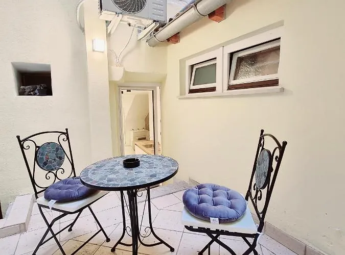 As Deluxe פיראן